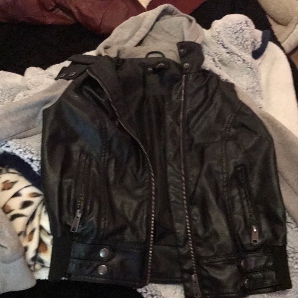 A leather jacket with gray cotton sleeves - Picture 1 of 5